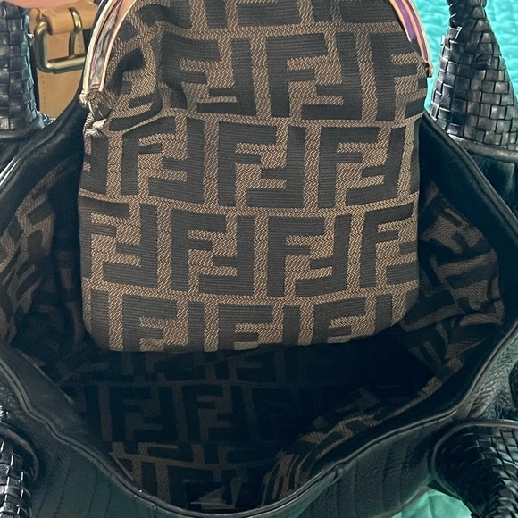 No está pelada ni rota está como nueva solo que se le callo una pieza - Picture 7 of 7